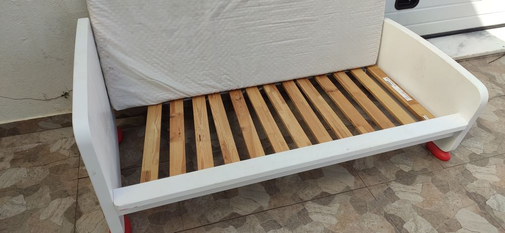 Cama de criança para desocupar