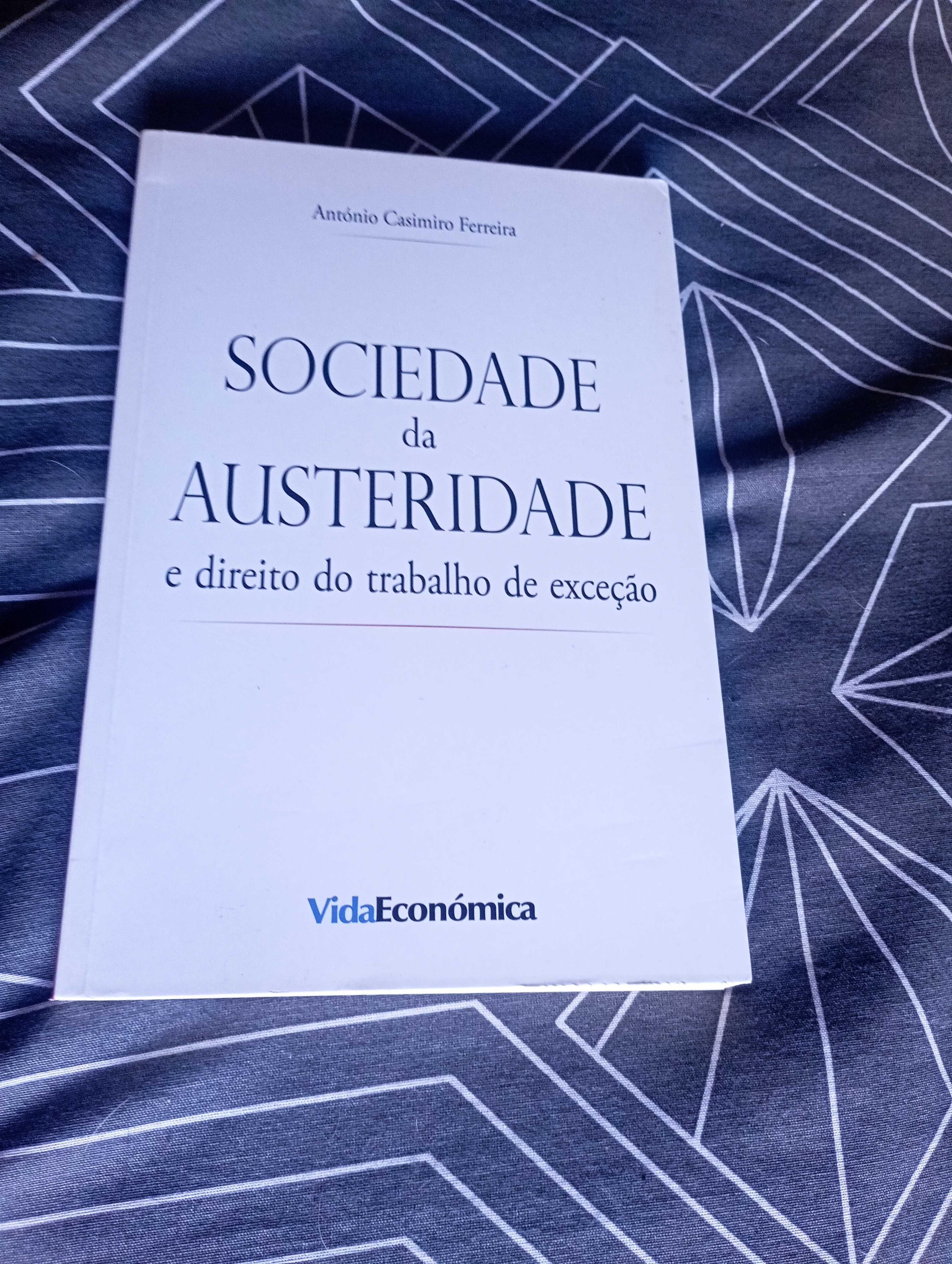 Livros variados sobre ordem social