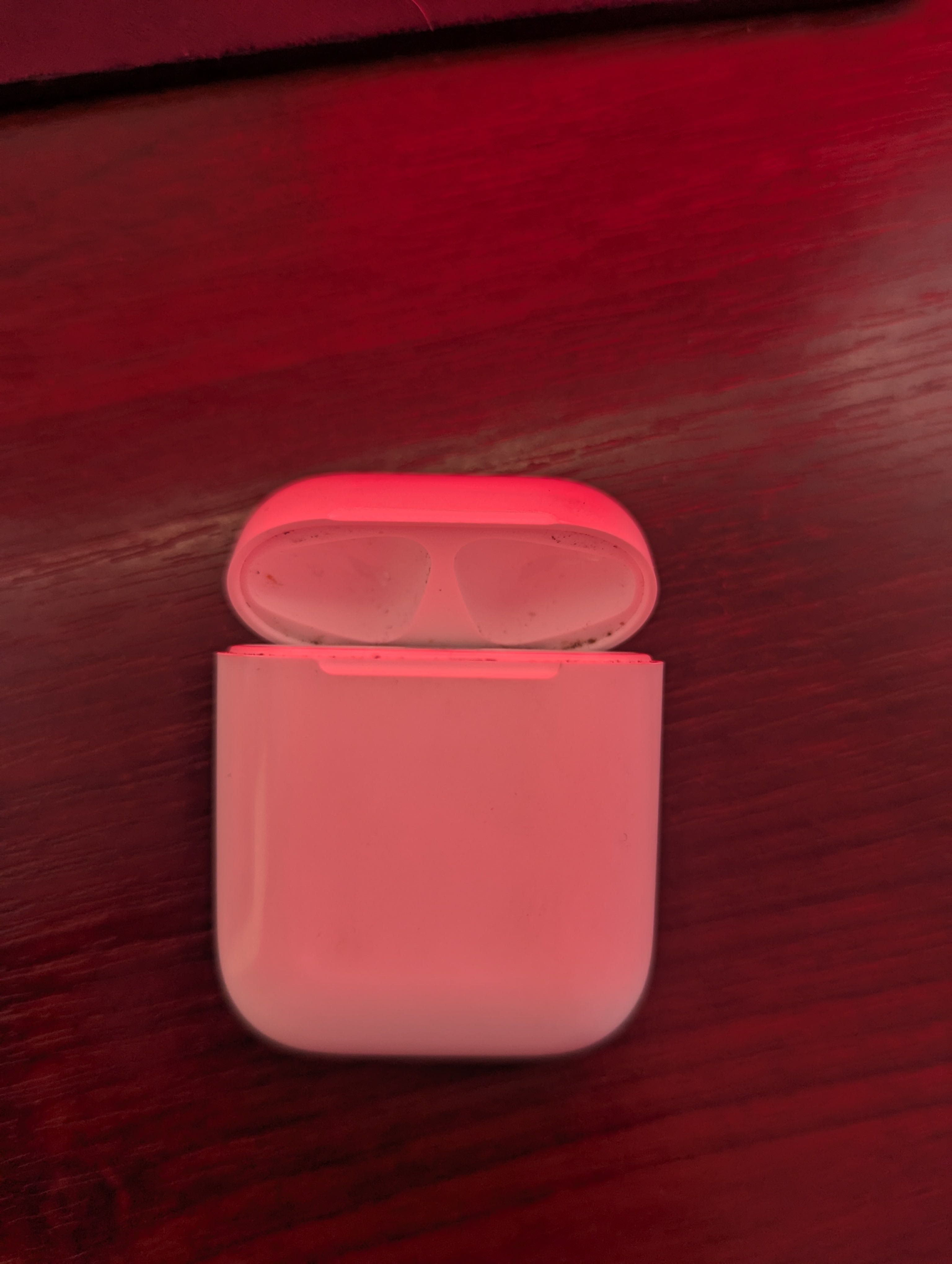 Продам AirPods 2, кейсик та один навушник