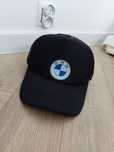 Czarna czapka z daszkiem z logo bmw