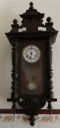 antigo relógio de pendulo