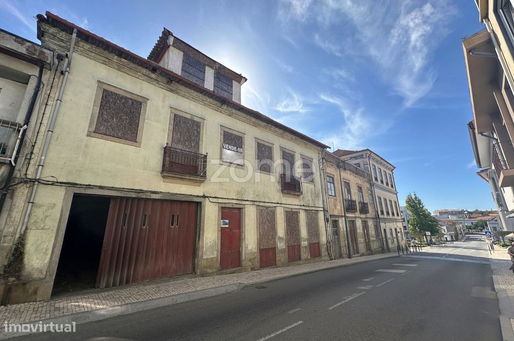 Prédio para recuperar no centro de Ovar