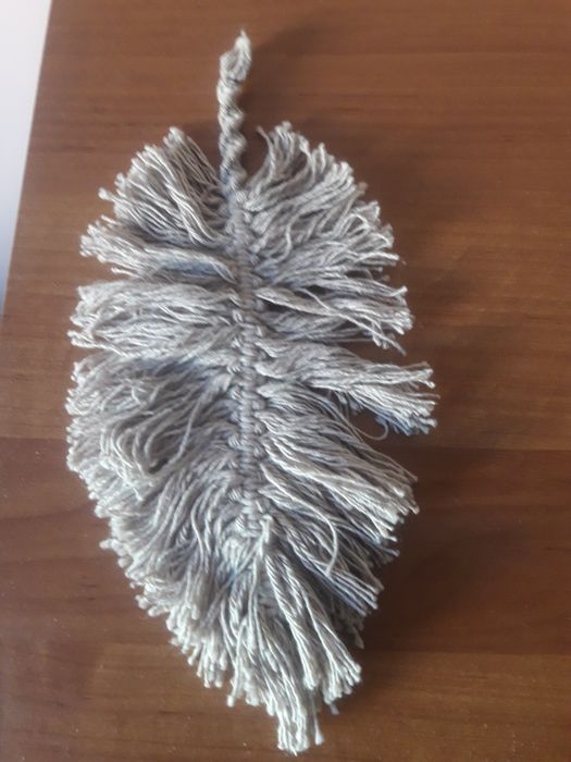 Ozdoba liście, kolor szary, makrama.