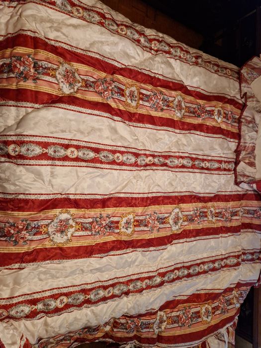 Edredom de casal com listas e flores