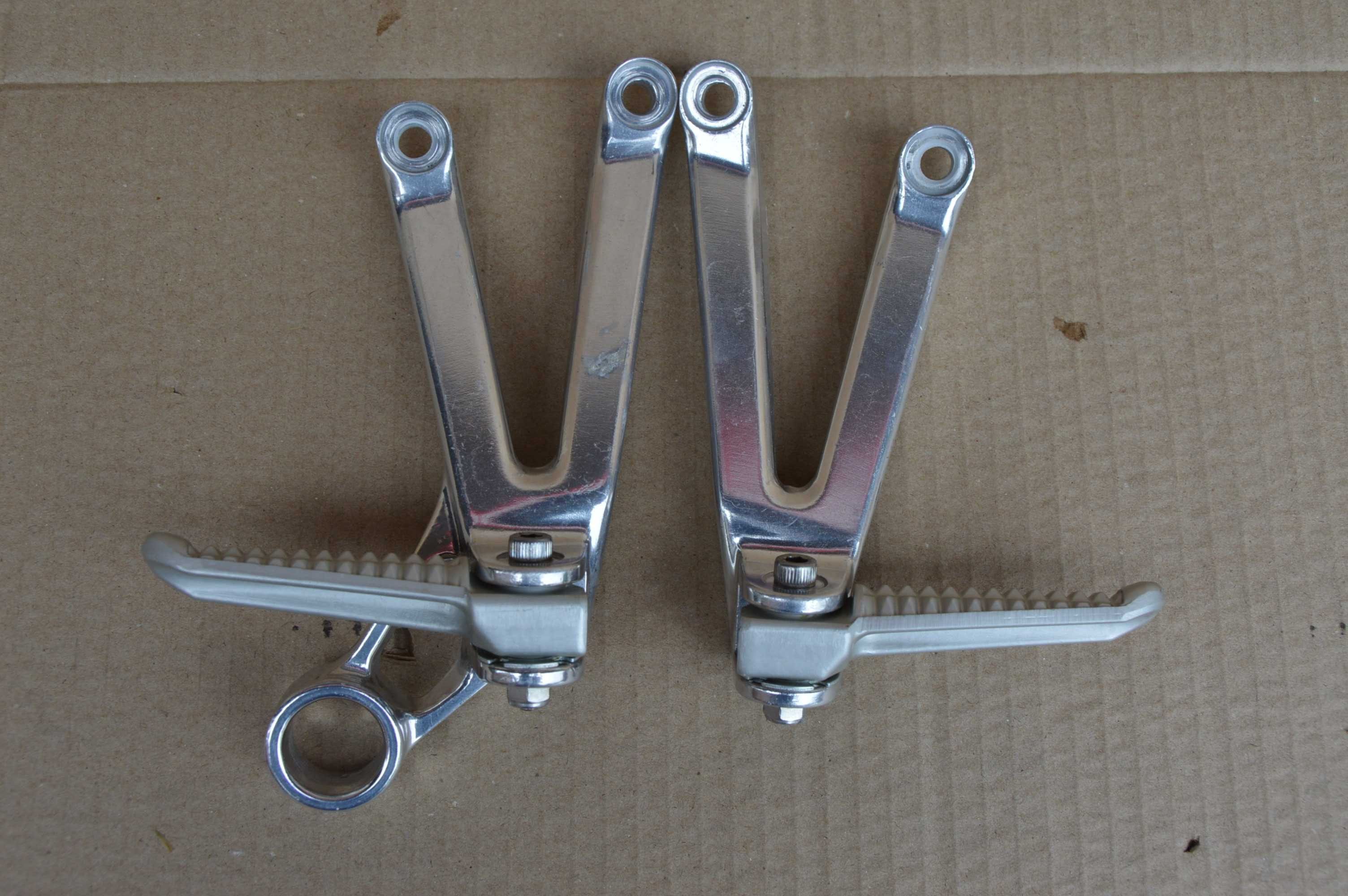 Yamaha R1 '00-'03r rn04/rn09 SET podnozek pasazera lewy/prawy