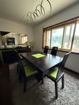 Mesa e cadeiras com detalhes em verde