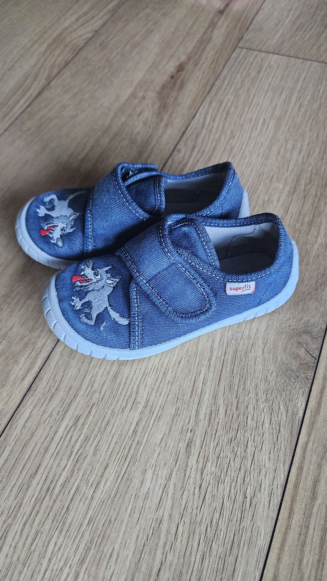 Buty dziecięce Superfit rozm. 24 kapcie