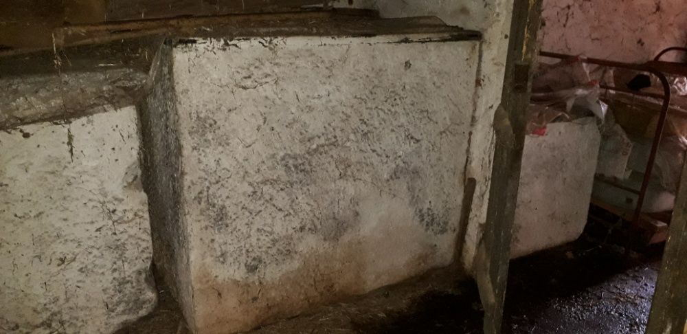 Pias tanques antigas em pedra para efeitos exteriores Peças grandes.