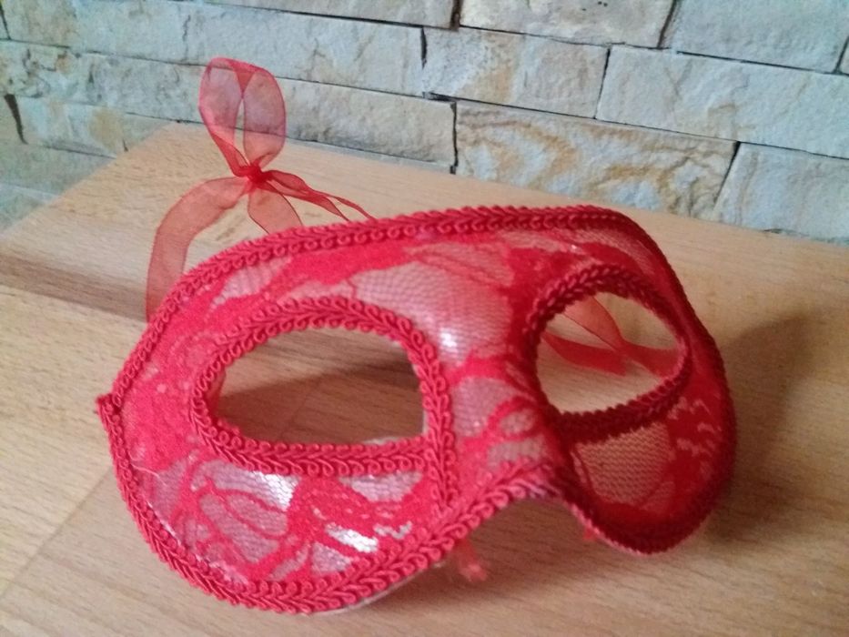 Маски маскарадні