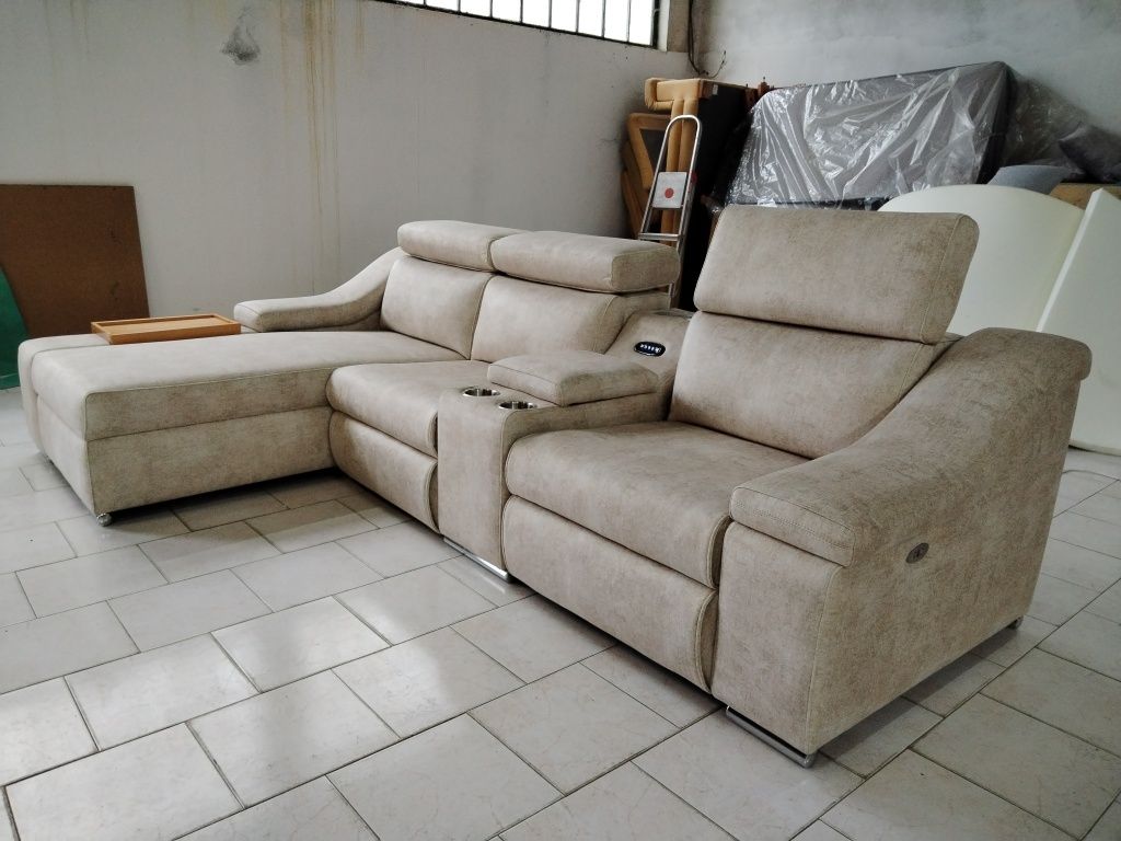 Sofá com relax elétrico/Sofa with electric reclining function.