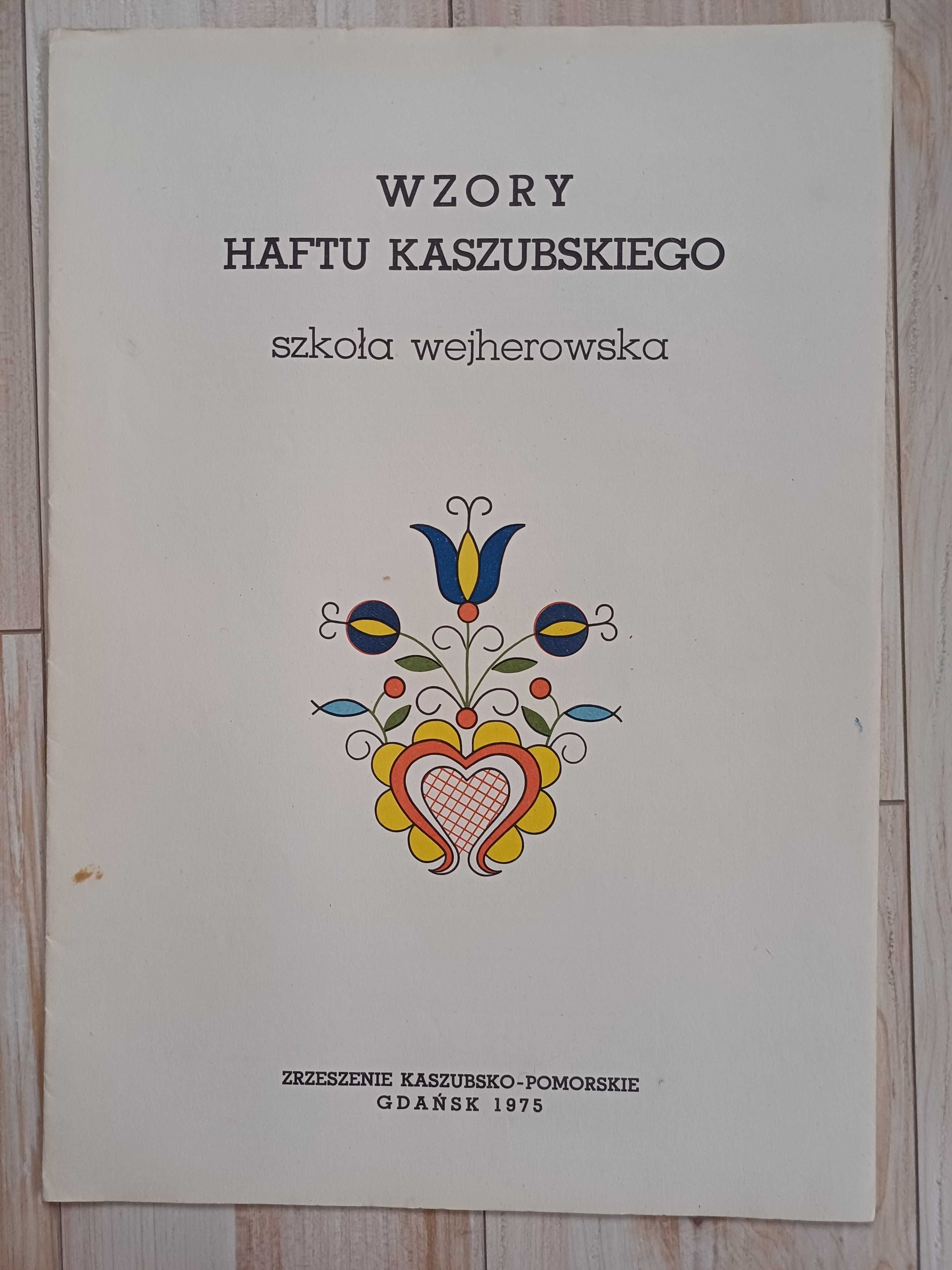 Sześć unikatowych zeszytów z wzorami haftów kaszubskich.