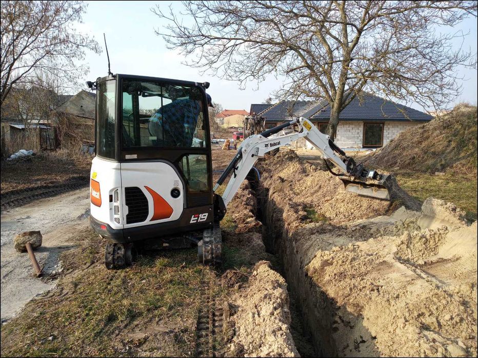 Prace ziemne minikoparka z wiertnicą i młotem | Koparko-ładowarka