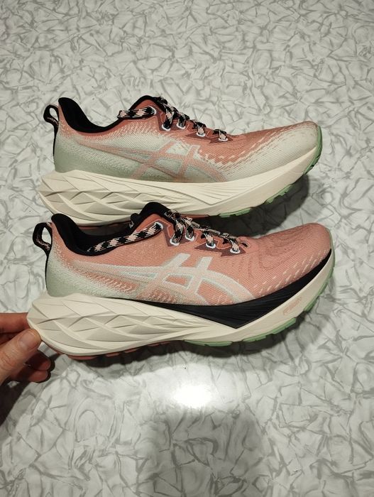 Кросівки Asics Novablast оригінал р.38