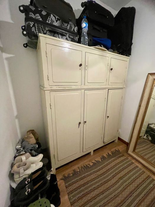 Armário vintage de madeira sólida