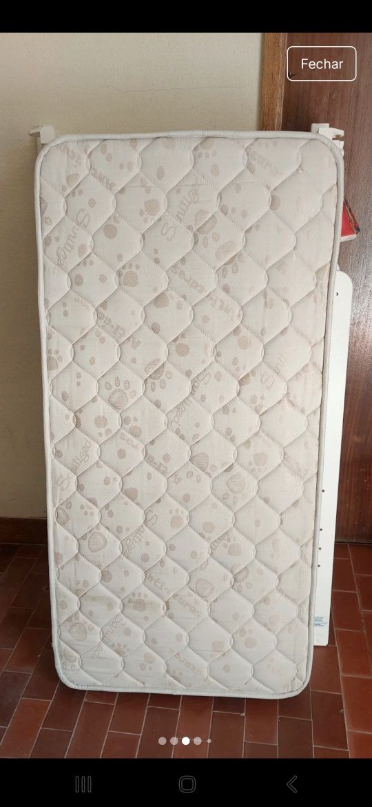 Cama de bebé  madeira branca como nova + 2 artigos