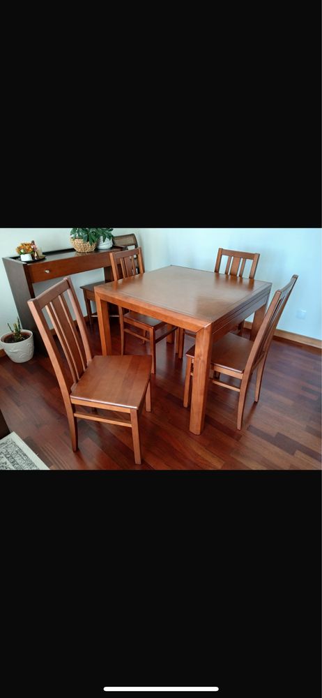 Conjunto de mesa e 6 cadeiras com respectivo consola