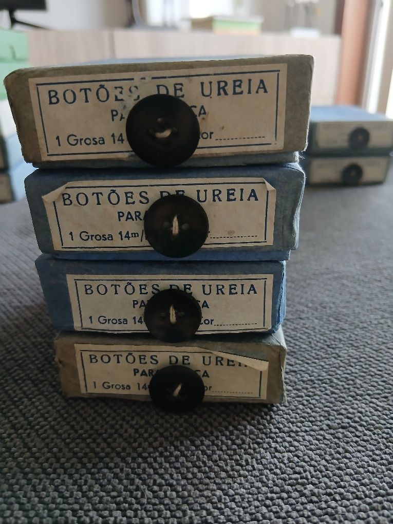 Caixas com botões antigos