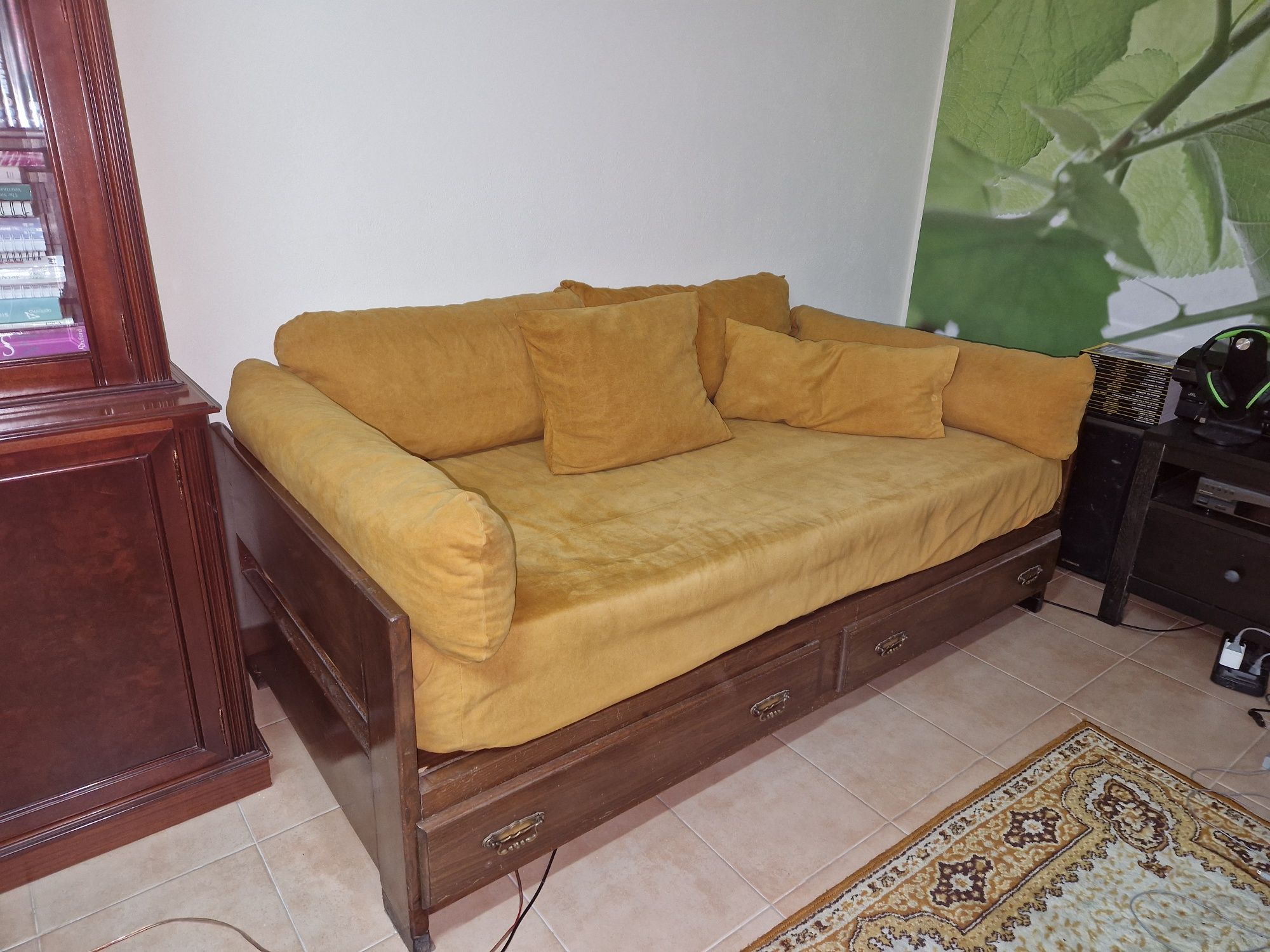 Cama de corpo e meio com colchão e laterais de 3 frentes para  sof