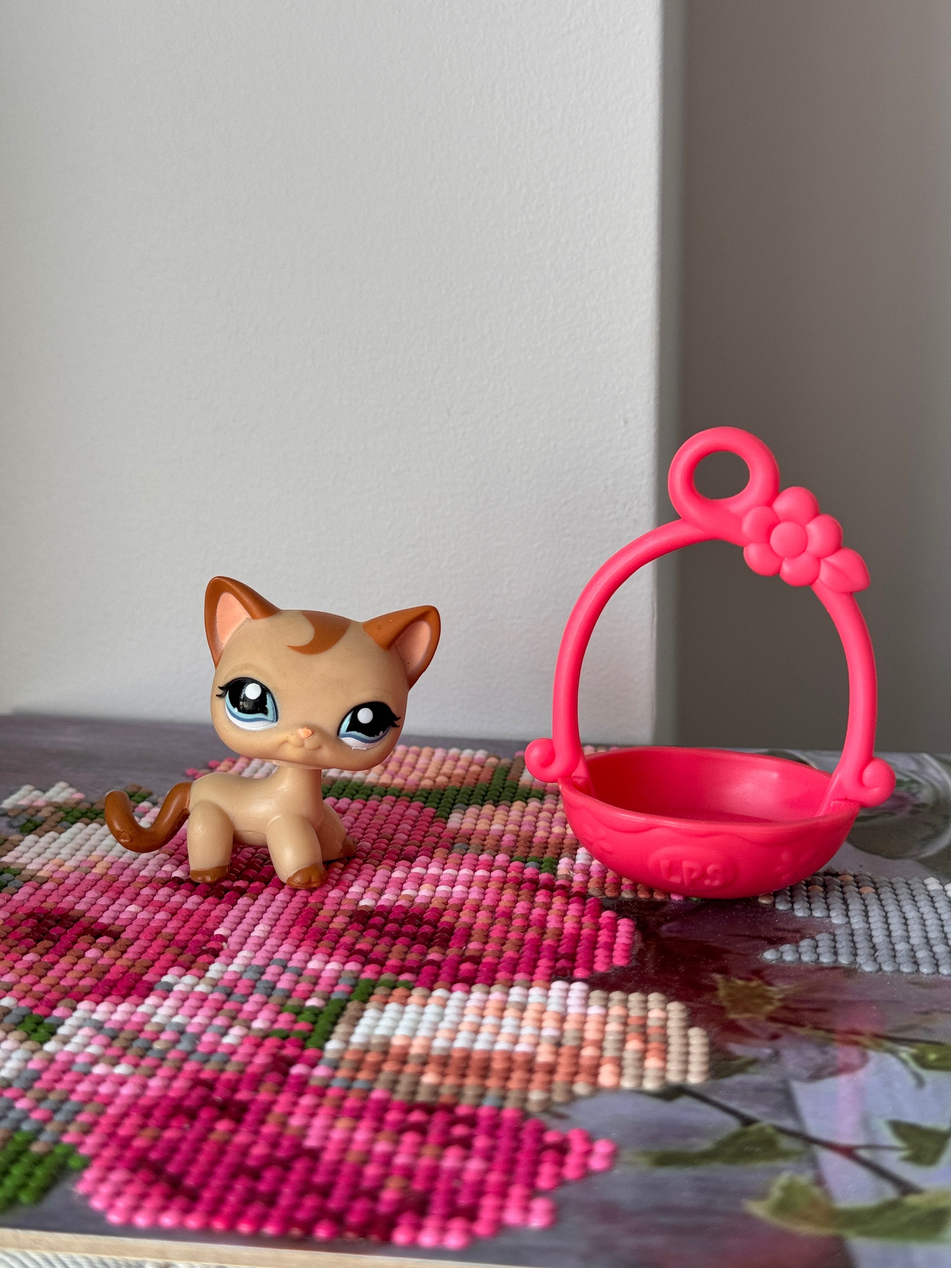 Стоячка челка LPS littlest pet shop кошечка с аксесуаром