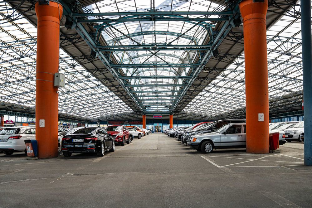 Do wynajęcia teren na 60 pojazdów pod halą