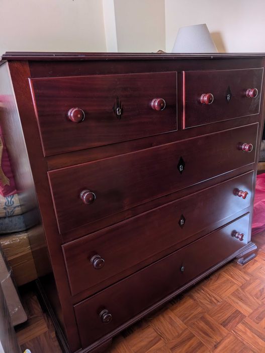 Cómoda antiga de madeira maciça