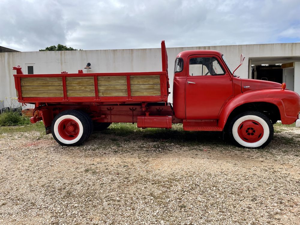 Carrinha Bedford TJ610 com báscula