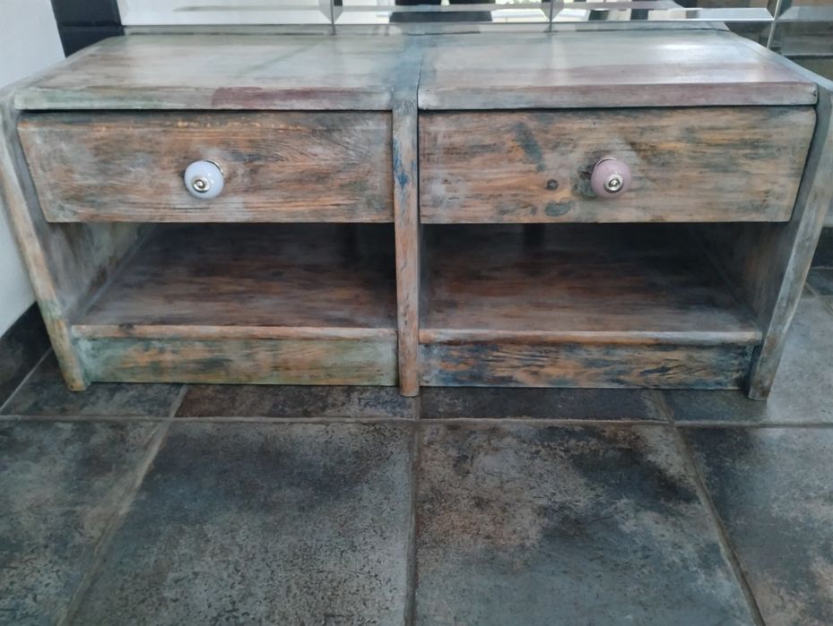 Drewniana szafka do przedpokoju