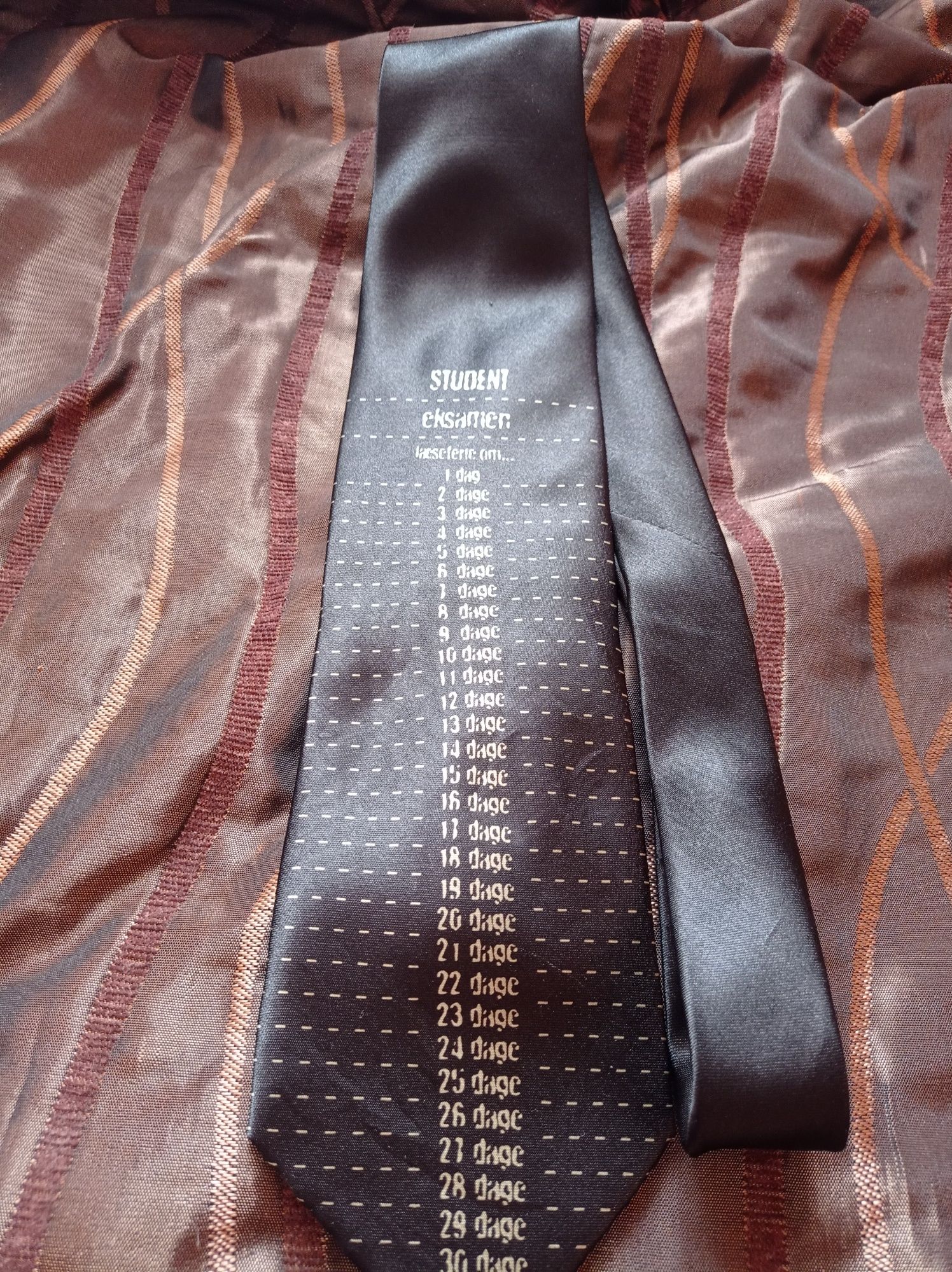 Czarny krawat - student egsamen