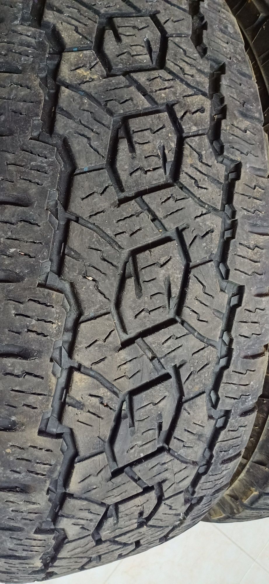 2 pneus disponíveis, Toyo A/T 245/70R16