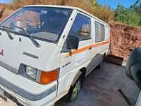 Carrinha Mitsubishi L300 com o motor avariado