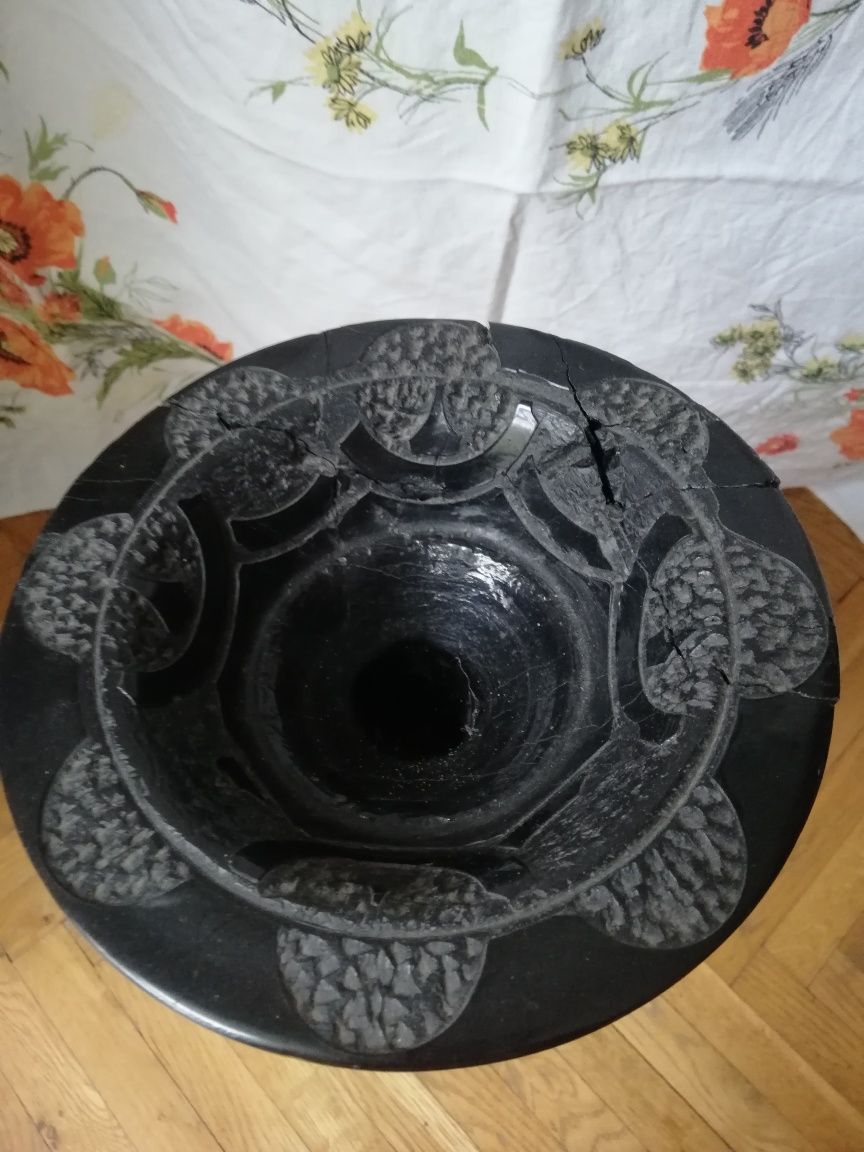 Rzeźba wazon z węgla