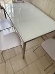 Mesa do ikea de vidro de cozinha