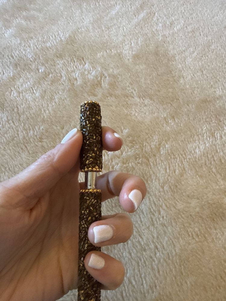 Caneta dourada em missangas