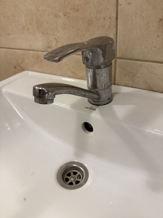 Умивальник з тумбою / ванна кімната