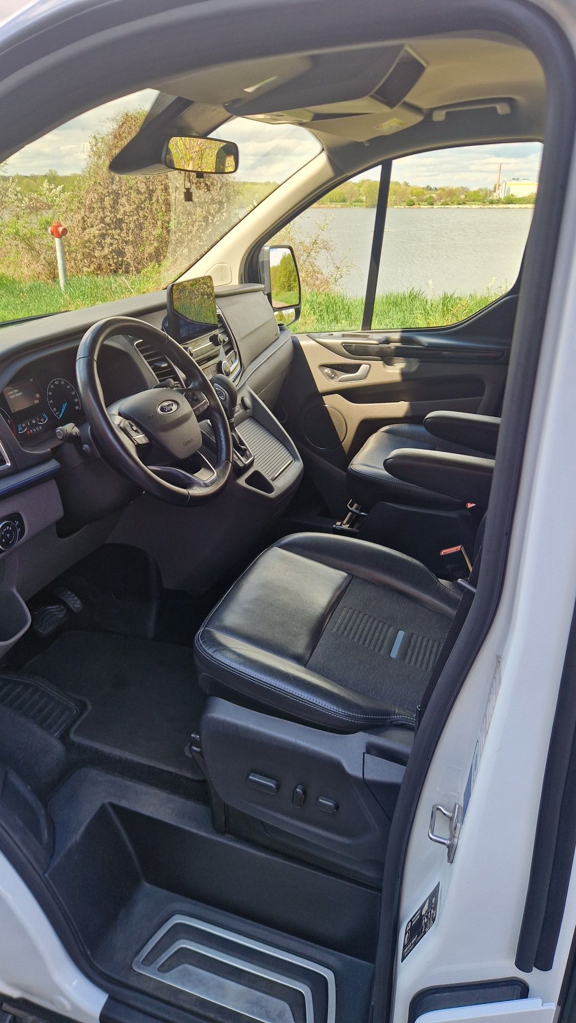 Wynajem busa  Ford Tourneo Custom Long 8os. Autom./Przewóz osób/Wesel