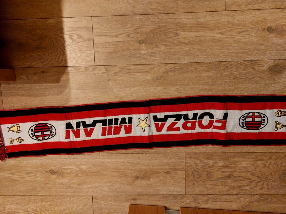 Szalik  klubu AC Milan