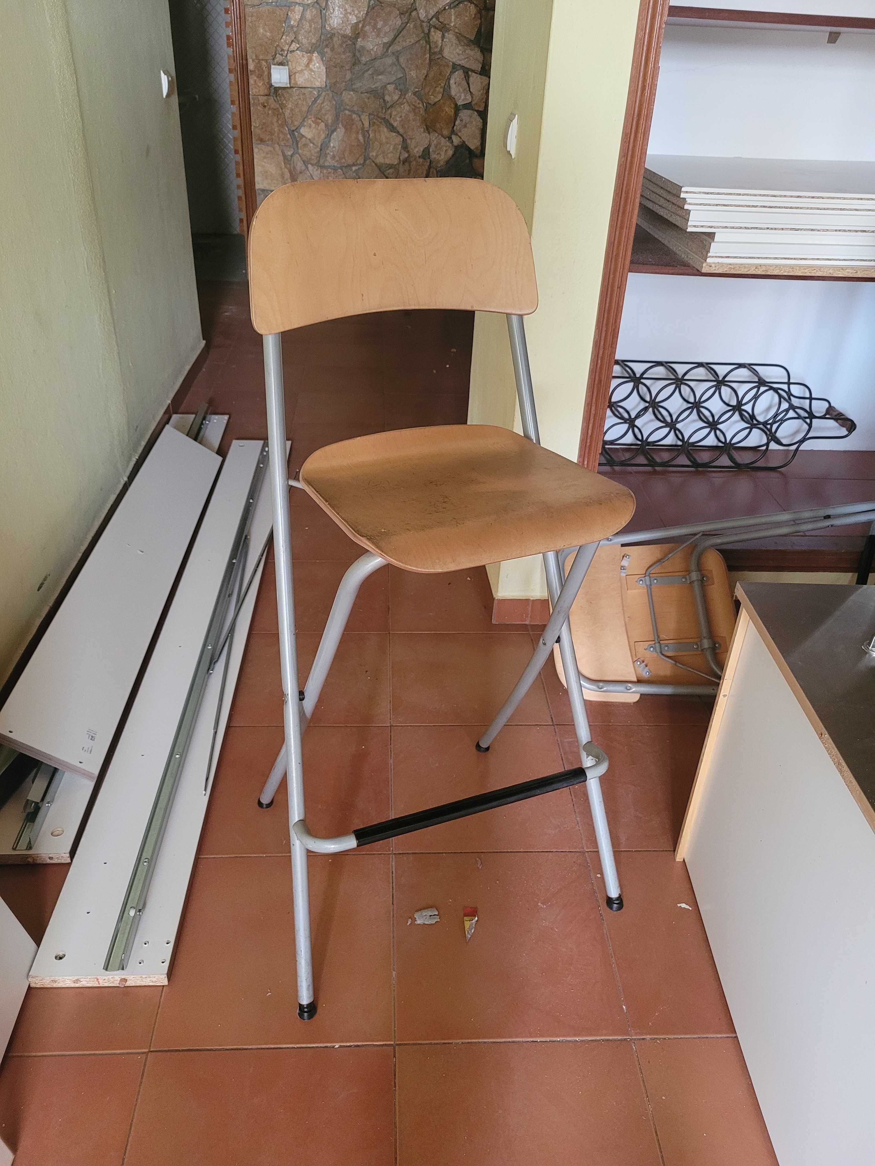 Mesa e cadeiras altas IKEA