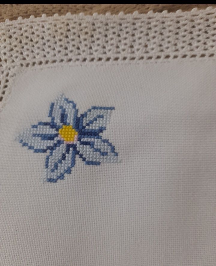 Naperon bordado em ponto de cruz -50 cm x 45 cm
