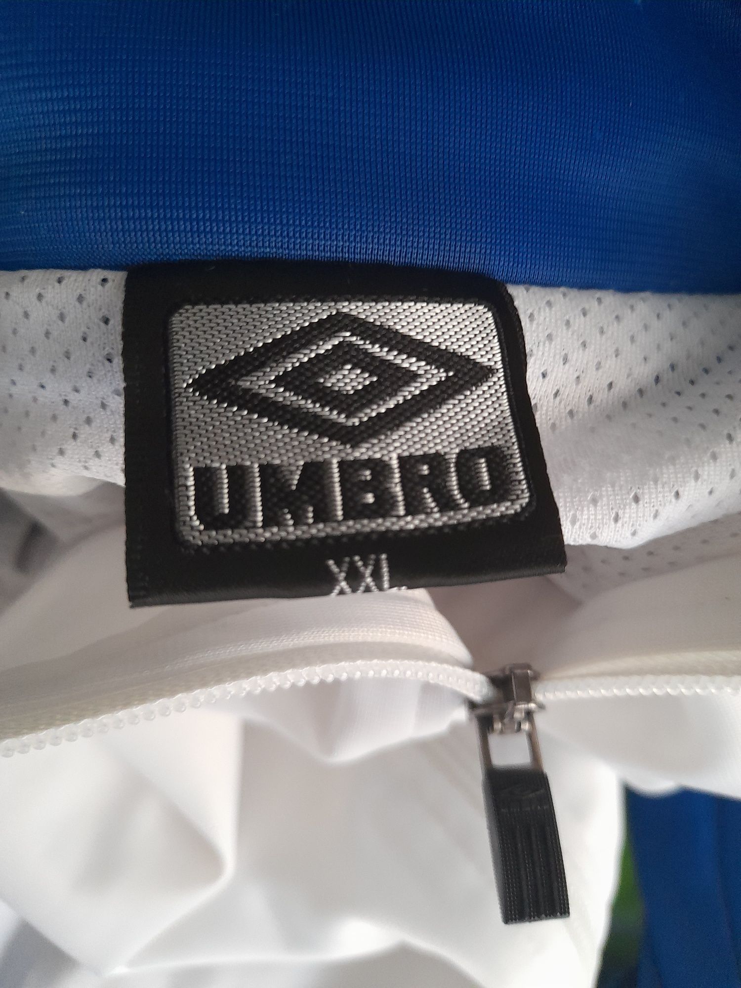 Fajna bluza Umbro z kapturem