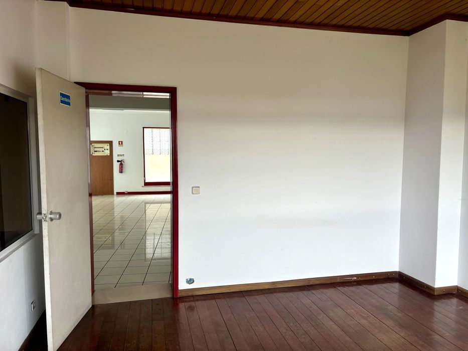 Arrenda-se Loja com Armazém