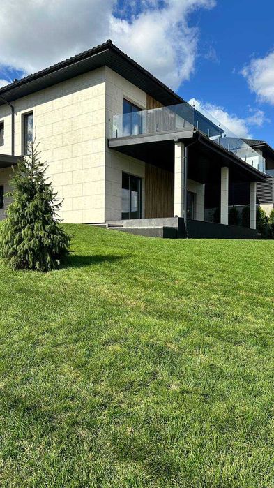 Просторий будинок в Лісниках з панорамним видом — мальовниче місце!