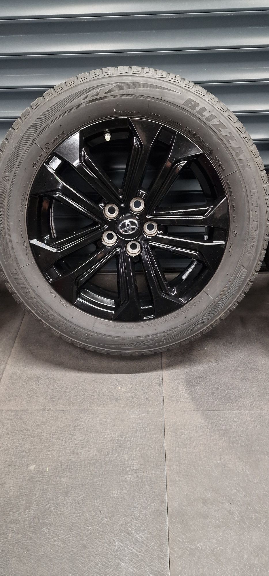 Koła  Toyota RAV4 HYBRID 225/60 R18 Cali