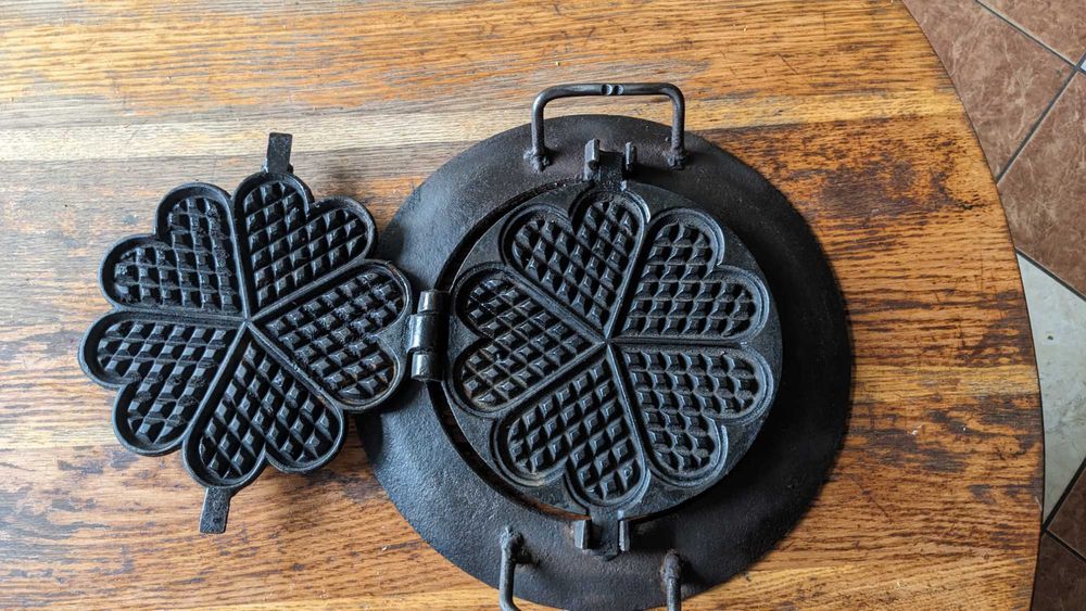 Żeliwna poniemiecka gofrownica z fajerką