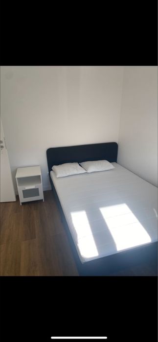 Quarto casal iluminado