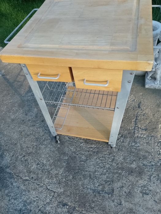 Stolik kuchenny na kółkach