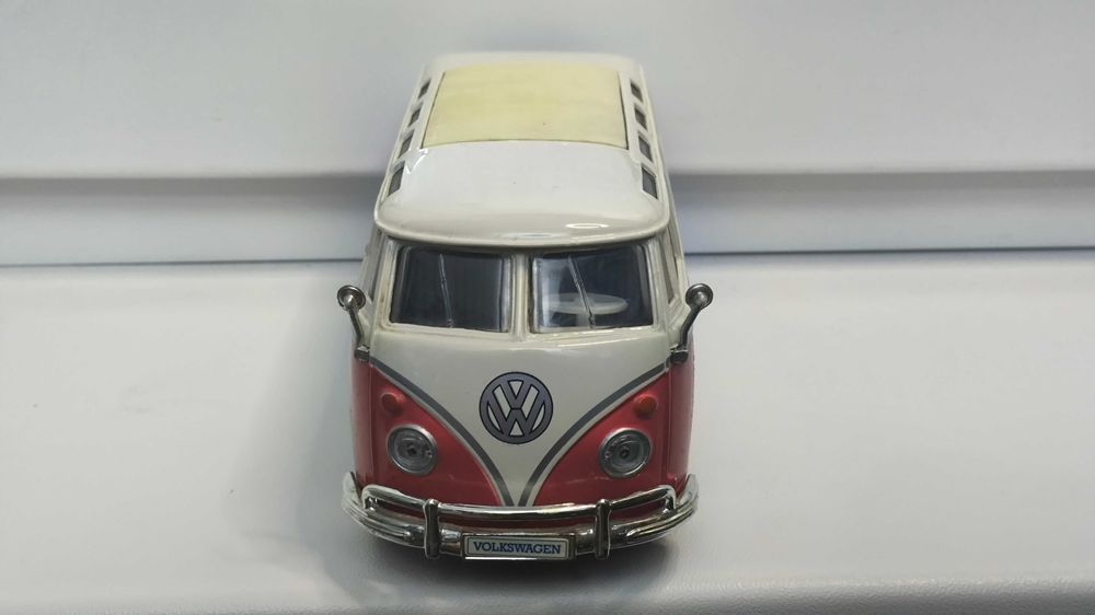 Модель, машинка Volkswagen Van Samba 1.24 Maisto Red