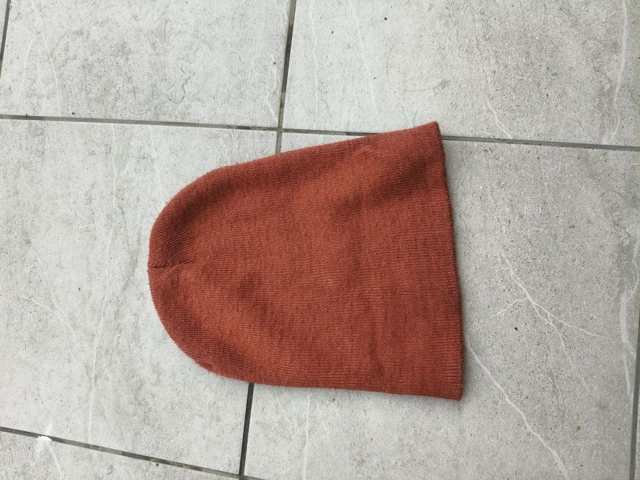 Koralowa czapa zimowa Bershka apreski