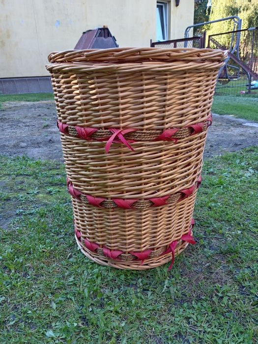 Duży kosz wiklinowy z pokrywa