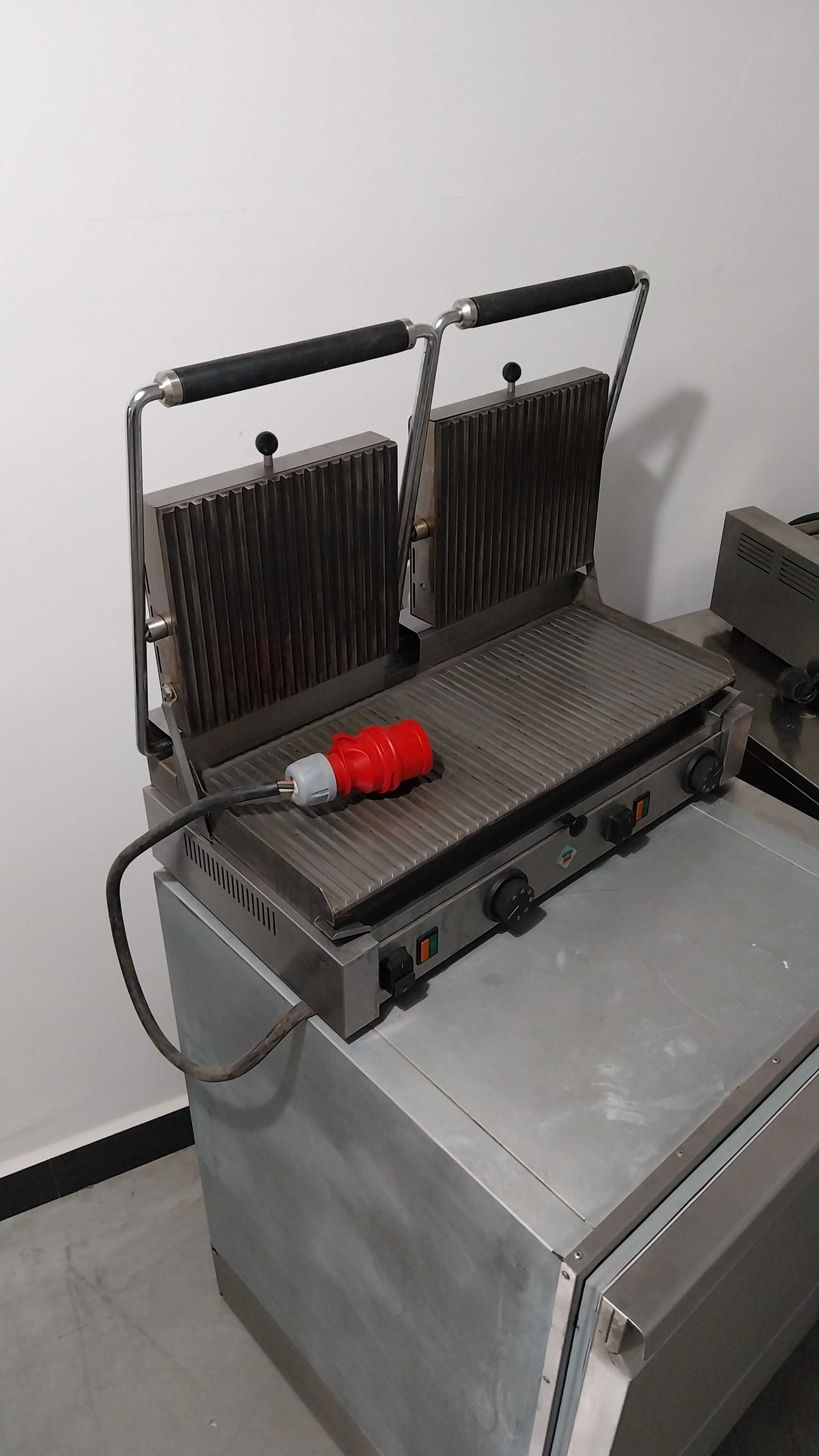 Grill kontaktowy ryflowany podwójny profesjonalny RM Gastro PD-2020R