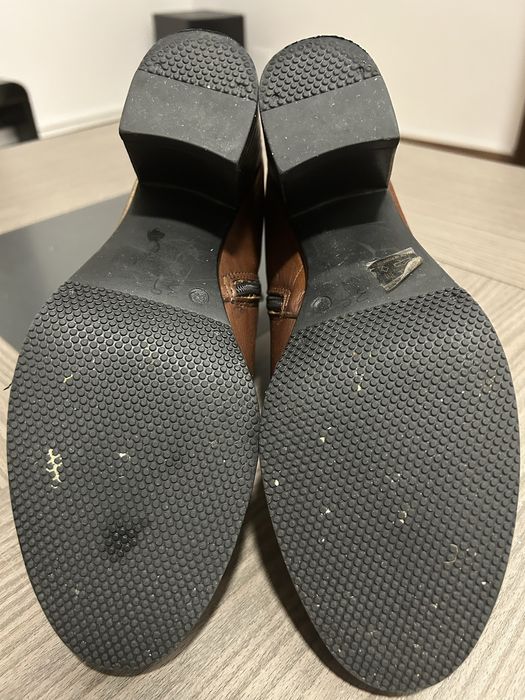 Botins castanhos em pele, com salto, tamanho 39